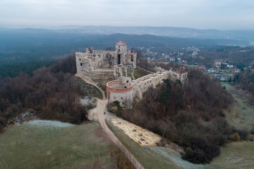 Majestatyczny zamek w Rudnie z lotu ptaka. Zdjęcia z drona...