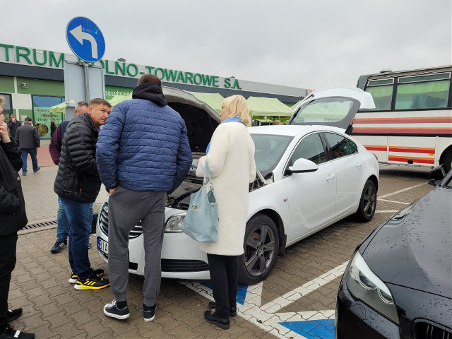 Giełda samochodowa przy Andersa. Zobacz, jakie auta można było kupić w pierwszą niedzielę października (ZDJĘCIA)