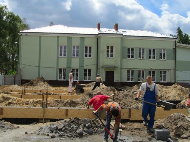 W Lesznowoli trwa budowa nowego skrzydła szkoły podstawowej. 