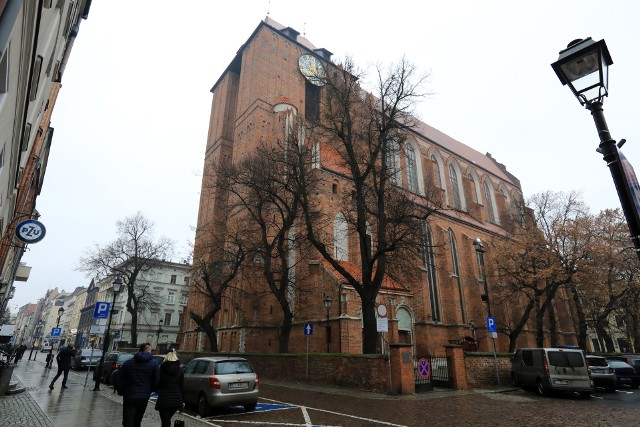 22 parafie kościoła rzymskokatolickiego funkcjonują w Toruniu w ramach diecezji toruńskiej. Zgrupowane są w czterech dekanatach. Która parafia jest najstarsza, a która najmłodsza? Które ulice należą do każdej z nich? WIĘCEJ NA KOLEJNYCH STRONACH