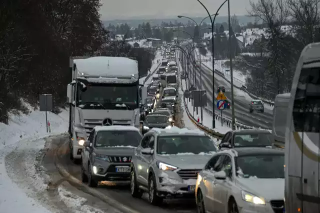 Korki na zakopiance w Nowym Targu. Zdjęcie ilustracyjne