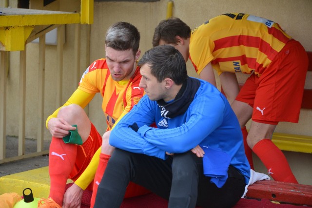 Piotr Malarczyk (z lewej) po przegranym sparingu uciął sobie pogawędkę z byłym piłkarzem Korony Krzysztofem Kierczem, obecnie grającym w Stali.