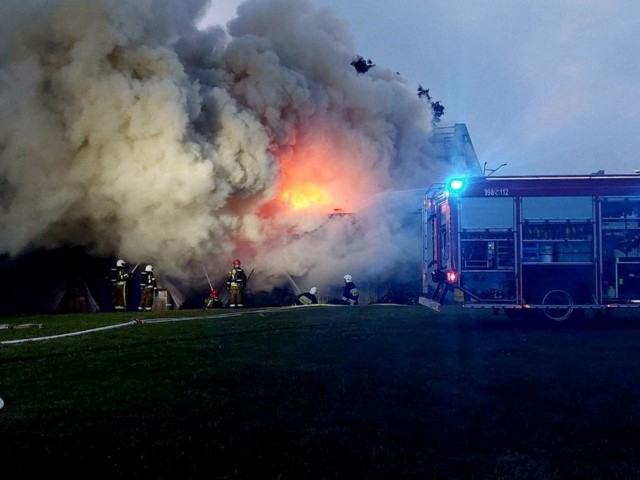 W Gurczu płonęła hala magazynowa, na miejscu pracowało 10 zastępów strażackich.