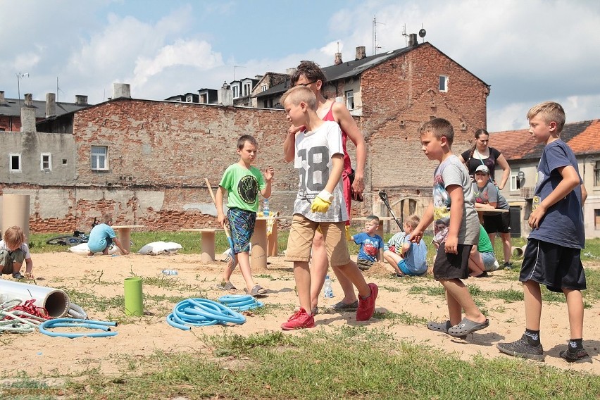 Na pustym placu u zbiegu ul. 3 Maja i ul. Tumskiej we...