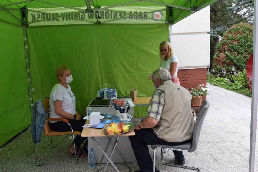 Przed Urzędem Gminy Słupsk czynne było specjalne stanowisko,...