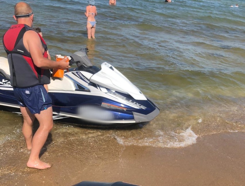 Sopot. Nierozważni sternicy podpływają skuterami pod samą plażę, tuż obok kąpiących się ludzi. To bardzo niebezpieczne