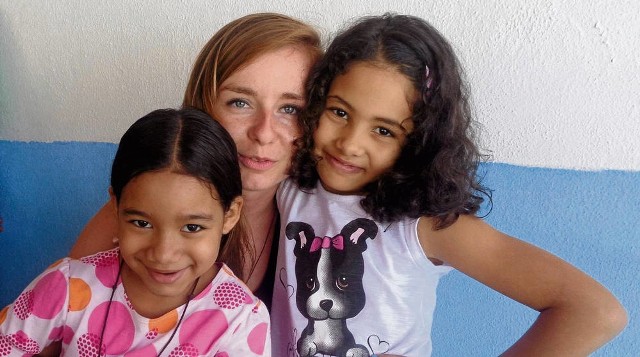 Małgosia Krupnik z działu rejestracji ŚDM z dziećmi rodziny,  u której mieszkała w Rio de Janeiro 