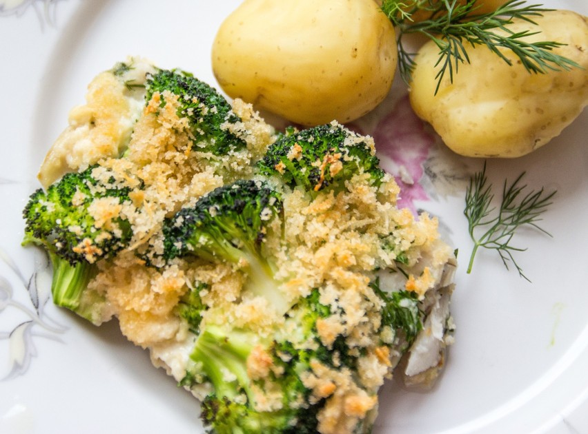 Ryba z brokułami pod chrupiącą kruszonką to pomysł na zdrowy...