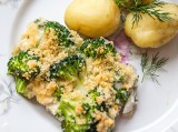 Pomysł na obiad. Ryba z brokułami pod chrupiącą kruszonką [PRZEPIS]
