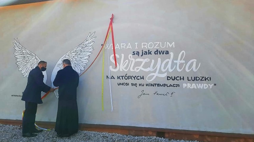 W Szydłowcu odsłonięto mural poświęcony Janowi Pawłowi II. To specjalny cytat