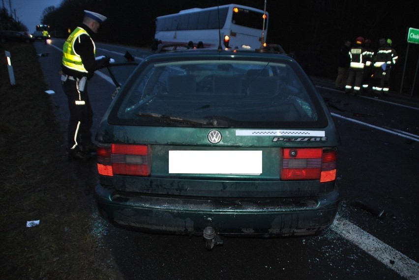 Śmiertelny wypadek na drodze wojewódzkiej 482 w Chobaninie. Osobówka uderzyła w autobus relacji Wieluń-Wieruszów