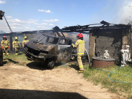 Pożar w Krasnym Folwarcznym pochłonął warsztat i samochody
