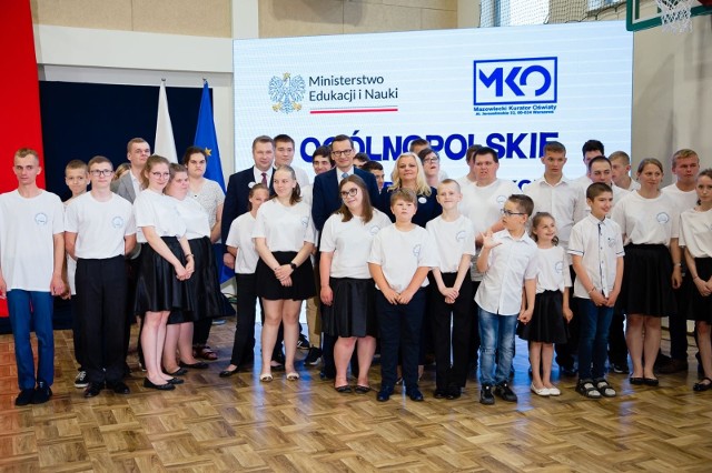 Podczas uroczystego zakończenia roku szkolnego w Kozienicach obecni byli premier Mateusz Morawiecki i minister Przemysław Czarnek.