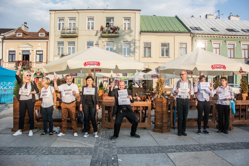 Uwolnić Pussy Riot! Cichy protest na Rynku w Kielcach [WIDEO]