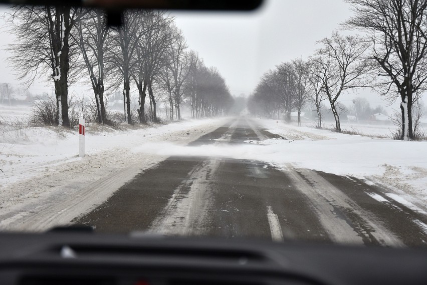 Zima zablokowała drogę wojewódzką, drogowcy są bezradni [ZDJĘCIA]