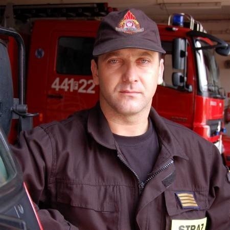 Mariusz Olszewski ma 37 lat. W straży pożarnej pracuje od 1997 r. obecnie jest dowódcą zastępu. Żonaty, żona Monika, córka Patrycja, syn Konrad. Jest fanem sportowym, szczególnie piłki nożnej.