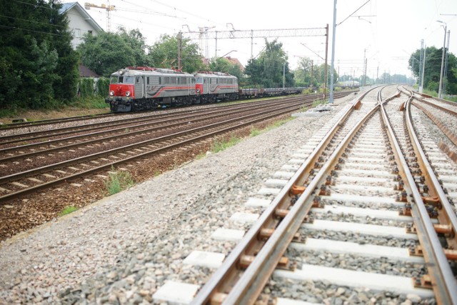 PKP Linia Hutnicza Szerokotorowa. Zbigniew Tracichleb wrócił na stanowisko prezesaLinia Hutnicza Szerokotorowa łączy polsko-ukraińskie przejście graniczne w Hrubieszowie ze Śląskiem. Spółka jest częścią grupy PKP, a jej siedziba mieści się w Zamościu.