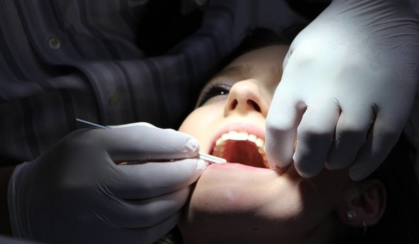 64-latek zaczął jej leczyć dwa zęby, dał jej też...