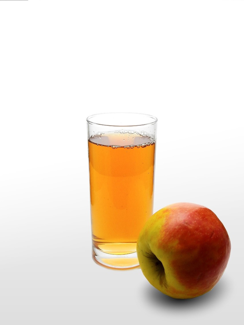 Szklanka soku jabłkowego o pojemności ok. 200 ml pokrywa...