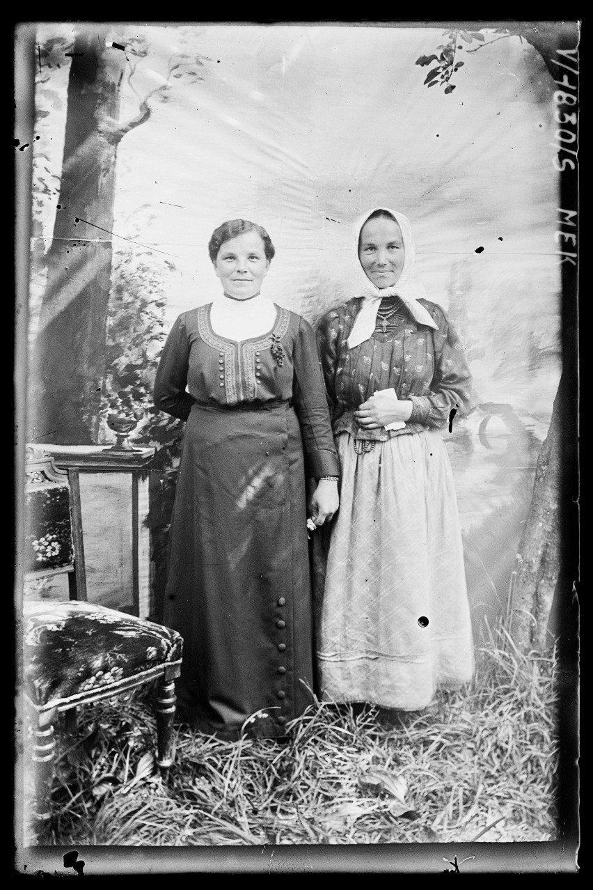 Portret dwóch młodych kobiet w odświętnych strojach, przy...