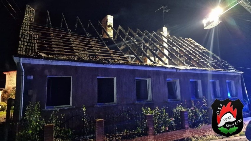 Dach budynku w Siadle Dolnym spłonął doszczętnie.