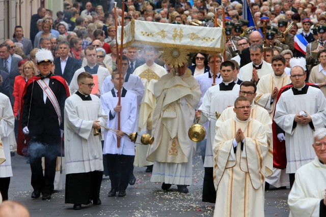 W czwartek, 20 czerwca Kościół katolicki obchodzić będzie Uroczystość Najświętszego Ciała i Krwi Chrystusa. Sprawdzamy którędy i w jakich godzinach przechodzić będą procesje w toruńskich parafiach.