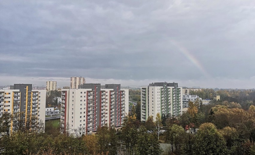 Kraków. Piękna tęcza i promienie słońca przebijające się przez chmury nad Prądnikiem Czerwonym [ZDJĘCIA]