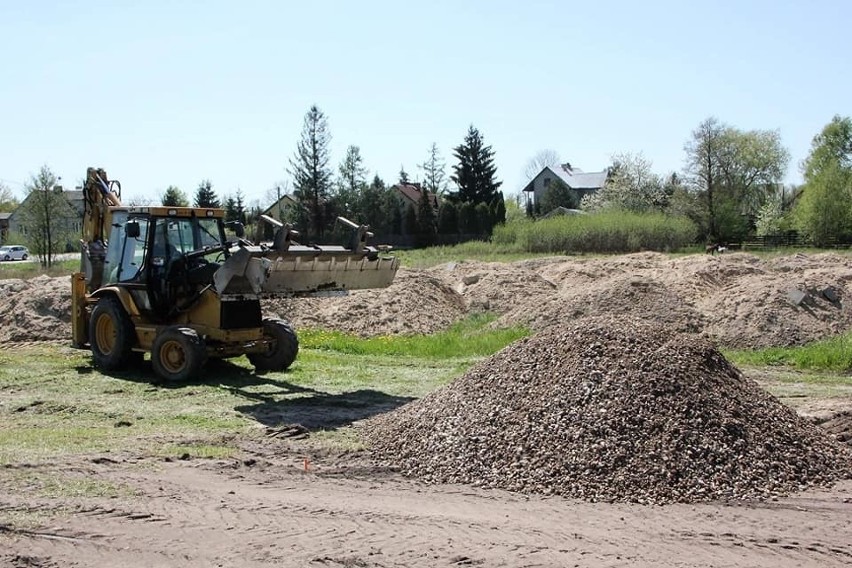 Mini pumptrack w Rzekuniu. Budowa obiektu rekreacyjnego dla rowerzystów ruszyła 12.05.2021