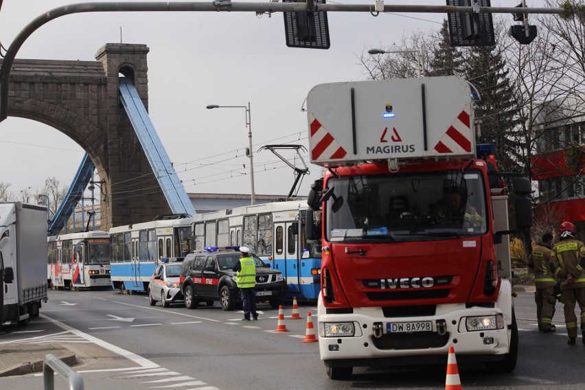 Na moście Grunwaldzkim zderzyły się (29 marca) samochód...