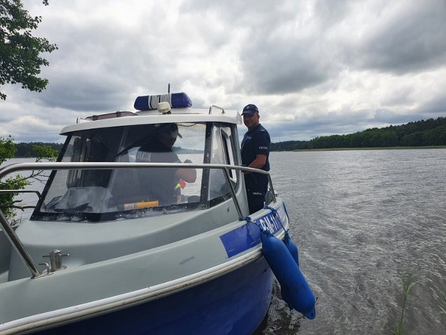W poniedziałek po południu wznowione zostały poszukiwania 55-letniego białostoczanina, który w sobotę wypadł z łodzi na Jeziorze Rajgrodzkim. Akcję zakończono około godziny 16. Ciała nadal nie odnaleziono.