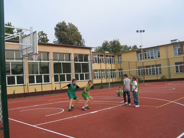 Jeszcze przed uroczystym otwarciem uczniowie trójki weszli na jedno z boisk, by zagrać "na sucho&#8221; w koszykówkę.