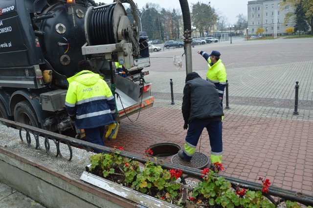 Sprawdzanie na obrzeżu Placu Piłsudskiego kanalizacji sanitarnej przez pracowników Zakładu Wodociągów i Kanalizacji Miejskiego Zakładu Komunalnego