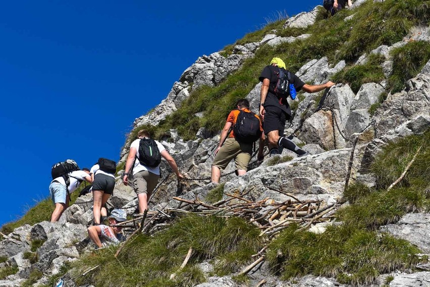 Weekend w górach. Tłumy turystów idą na Giewont [ZDJĘCIA]