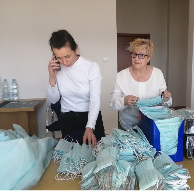 Od lewej Anna Szewczyk naczelnik referatu promocji w starostwie i  Grażyna Szklarska członek zarządu powiatu przygotowują przekazane maseczki do wydania.