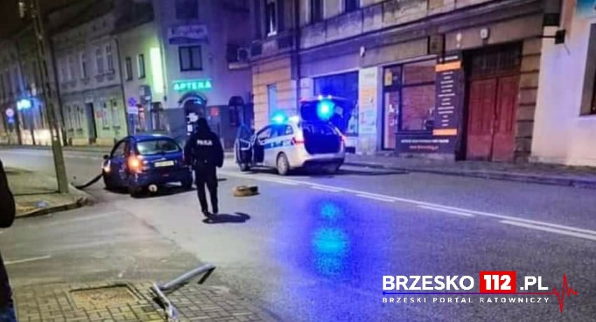 Brzesko. Pijany kierowca peugeota wjechał w znak drogowy w centrum Brzeska, zarówno on, jak i pasażer trafili do szpitala [ZDJĘCIA]