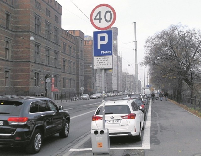 Na chodniku przy Podwalu (naprzeciwko sądu) można stawiać teraz auta tylko wzdłuż jezdni. Zmieści się ich mniej niż wcześniej