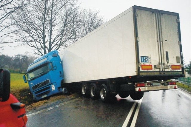 Usunięcie tira z drogi i przywrócenie płynnego ruchu na krajowej "61&#8221; zajęło kilka godzin. W tym czasie grajewscy policjanci wyznaczyli objazd drogą gminną, która została zniszczona.