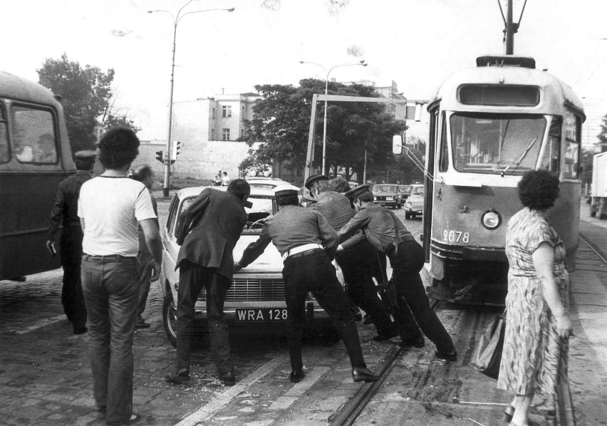 Zderzenie wartburga i tramwaju na Powstańców Śląskich