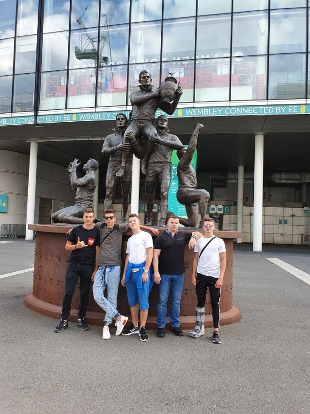 Lektorzy z zaklikowskiej parafii przed pomnikiem przy stadionie Wembley w Londynie