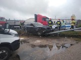 Międzychód: Wypadek na ul. Ratajczaka. BMW uderzyło w słup, który przewrócił się na inne auta [ZDJĘCIA]