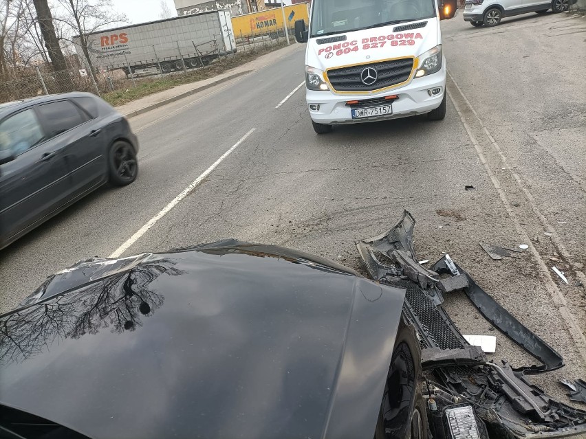 Wypadek pod Wrocławiem. Mercedes uderzył w ciężarówkę