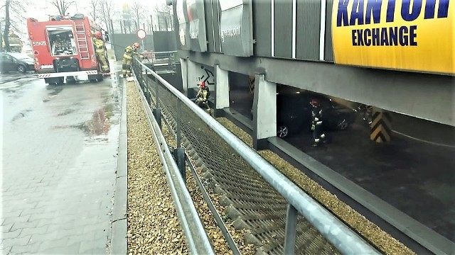 W podziemnym parkingu Galerii Niwa w Oświęcimiu spłonął samochód