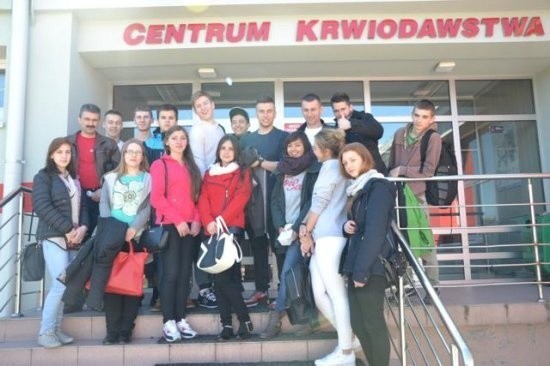 Uczniowie Liceum Ogólnokształcącego w Małogoszczu w Centrum Krwiodawstwa w Kielcach.