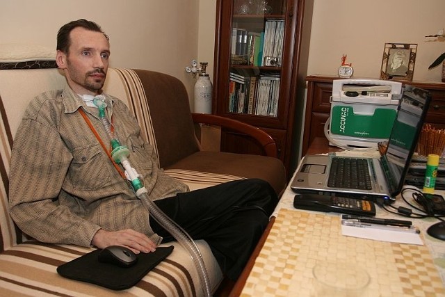 Mariusz Targoński czeka na przeszczep płuc w Wiedniu, od dwóch lat żyje dzięki domowemu respiratorowi.