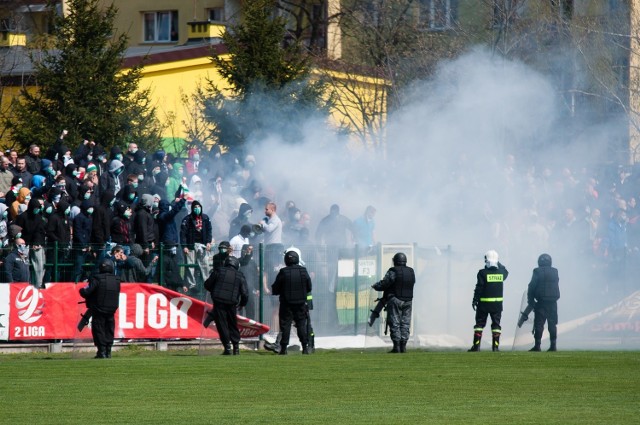 Obecnie Siarka Tarnobrzeg i Zagłębie Sosnowiec to kluby występujące w zupełnie innych klasach rozgrywkowych. Pierwszy klub sezon 2020/2021 rozegra w grupie czwartej trzeciej ligi, a drugi występuje obecnie w Fortuna I Lidze i ma do dokończenia sezon 2019/2020.Przed kilkoma laty jedni i drudzy razem występowali jednak w drugiej lidze. Pewnego razu, podczas meczu rozgrywanego na stadionie w Tarnobrzegu, doszło do awantury z udziałem kibiców. Przypomnimy Państwu te wydarzenia.