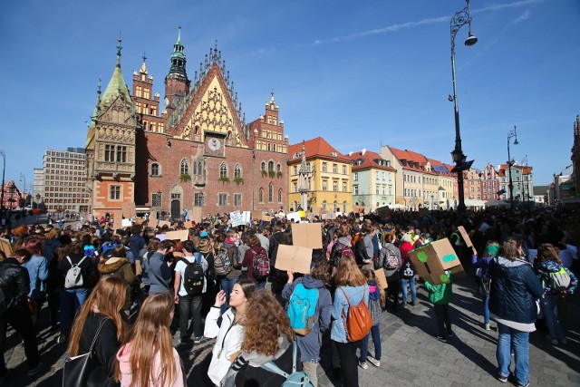 Pochód ma wyruszyć z Rynku o godzinie 12:00. Choć do udziału w manifestacji zostało zgłoszonych 100 uczestników, magistrat zapowiada możliwe utrudnienia w ruchu, które mogą się pojawić do godziny 16:00. Zdjęcie ilustracyjne