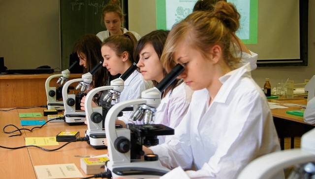 Gimnazjaliści w Mnikowie przy nowych mikroskopach w pracowni biologiczno-chemicznej
