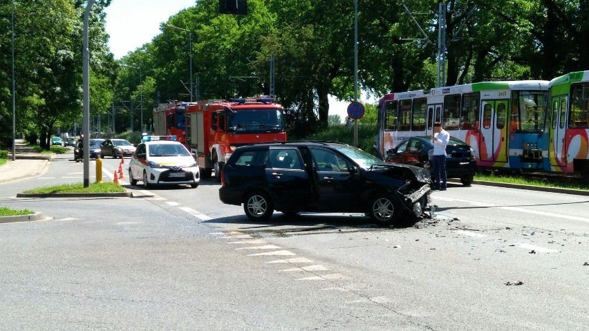 Zderzenie trzech aut na Osobowickiej. Duże utrudnienia [ZDJĘCIA]