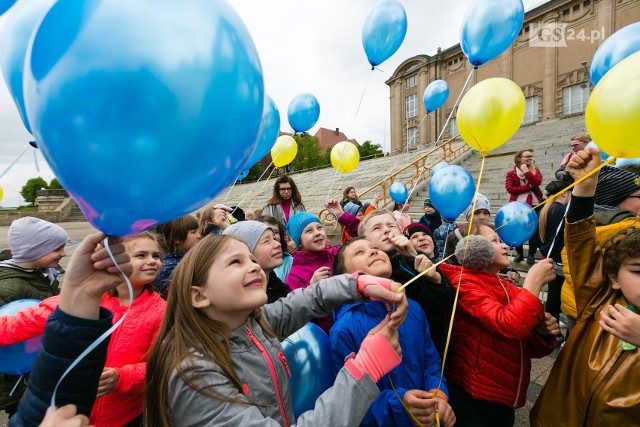 Równo o godzinie 12.00 dzieci wypuściły w powietrze balony, na których były wypisane życzenia dla państw Unii Europejskiej