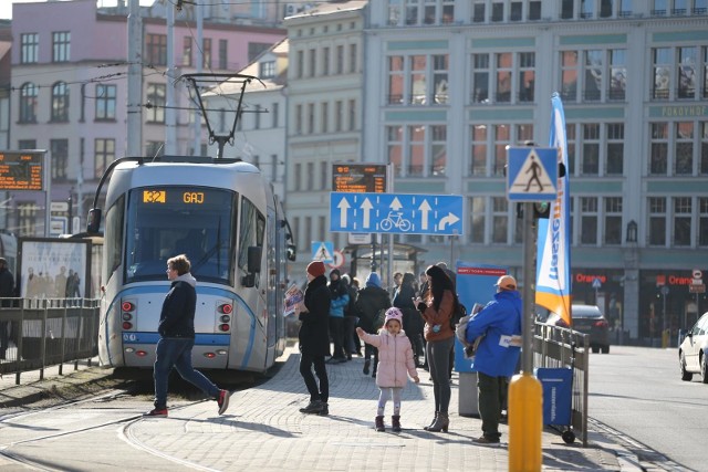 Od środy (23 grudnia) przez dwa tygodnie (do 6 stycznia 2021 r.) tramwaje i autobusy wrocławskiej komunikacji miejskiej będą jeździć według zmienionych rozkładów. Zobacz na następnych slajdach, jak będzie kursowało MPK w kolejnych dniach przerwy świątecznej - posługuj się myszką, klawiszami strzałek na klawiaturze lub gestami